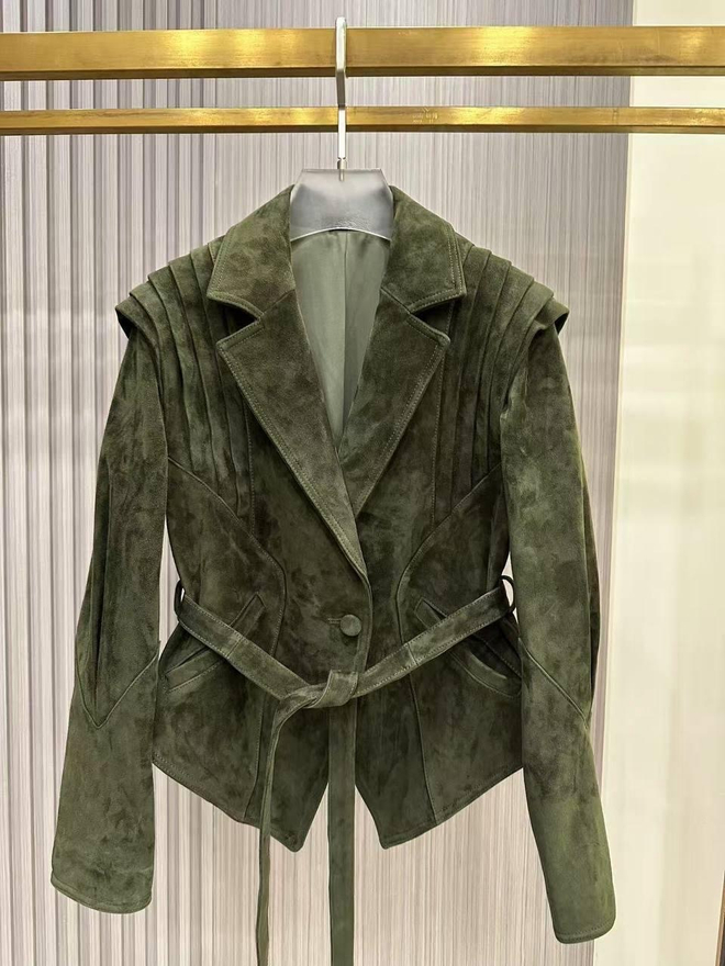 Жакет из замши "олива" с английским воротником и поясом