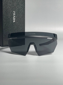 Солнечные очки Prada