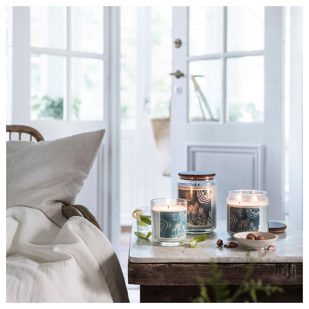 Свеча ароматическая IKEA BUKETTAPEL (БУКЕТТАПЕЛЬ), Бергамот и кедровое дерево, Бледно-зеленый, 70 часов