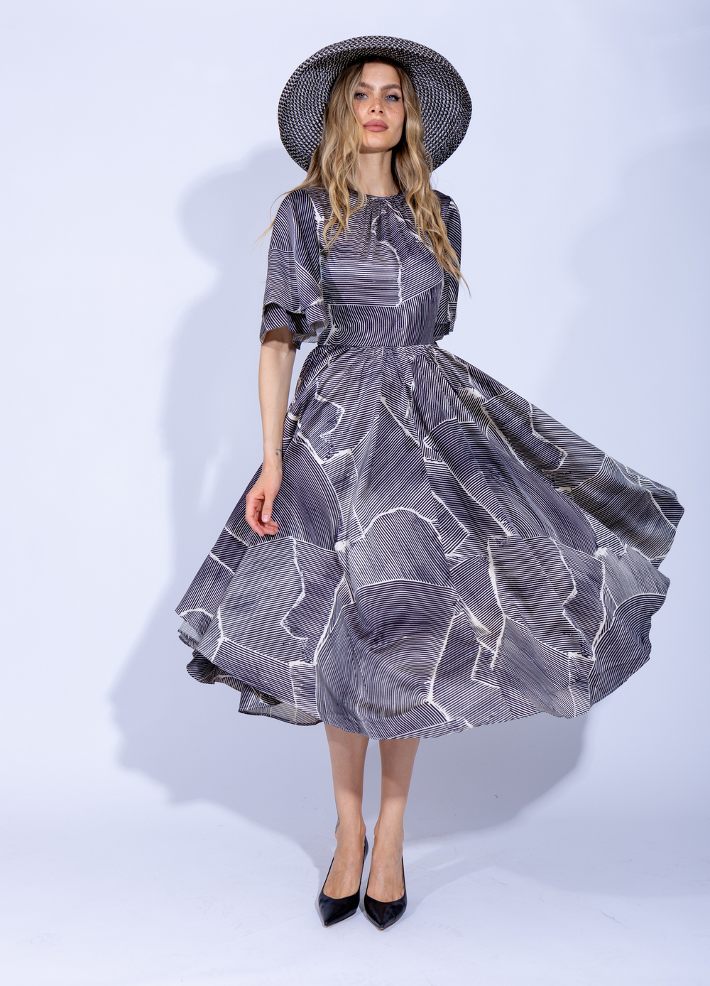 Женское дизайнерское черное платье с поясом