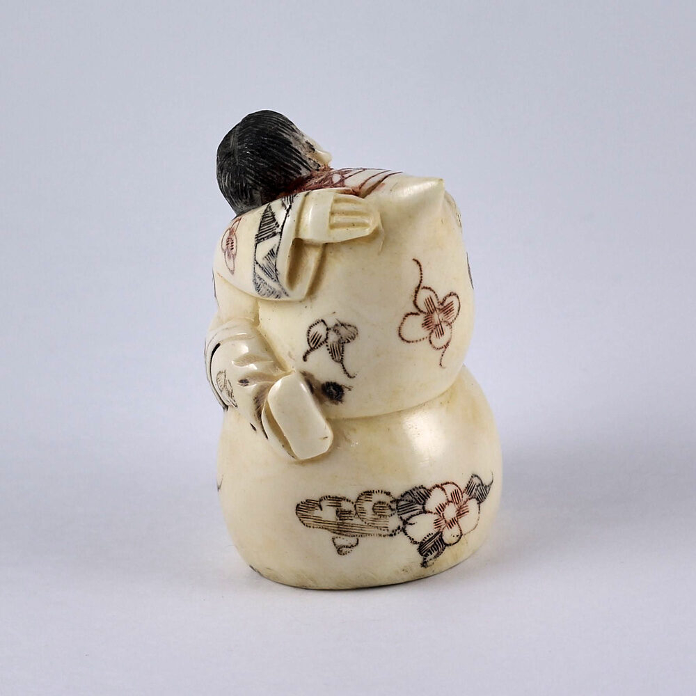 Нэцкэ Мальчик Карако на огромной тыкве-горлянке