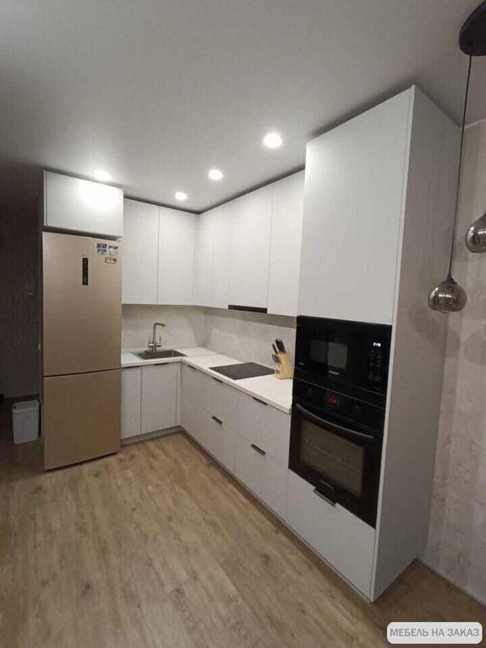 Угловая кухня в потолок