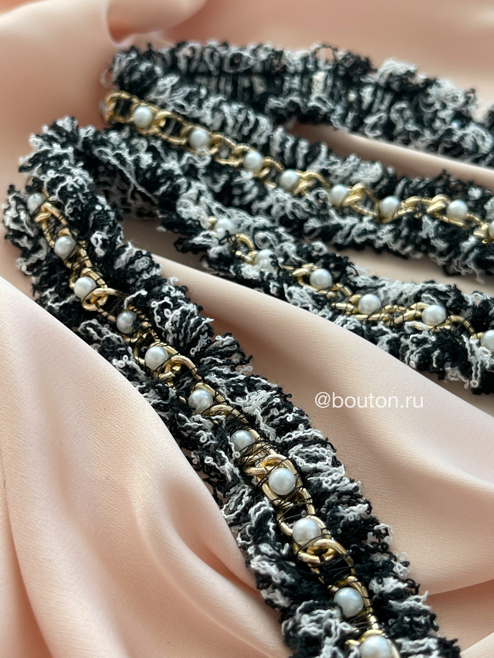 Тесьма черно-белая с жемчугом и золотистой цепью