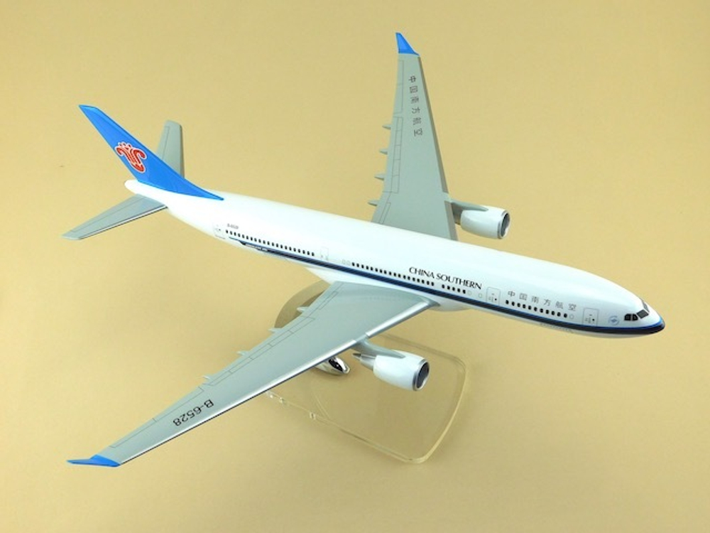 Модель самолета Airbus A330-200 (М1:144, China Southern)