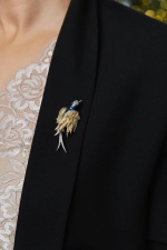 Брошь-подвеска птица с цирконами и синей эмалью, оттенки:золото и серебро