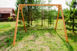 Деревянные качели с двумя гибкими качелями