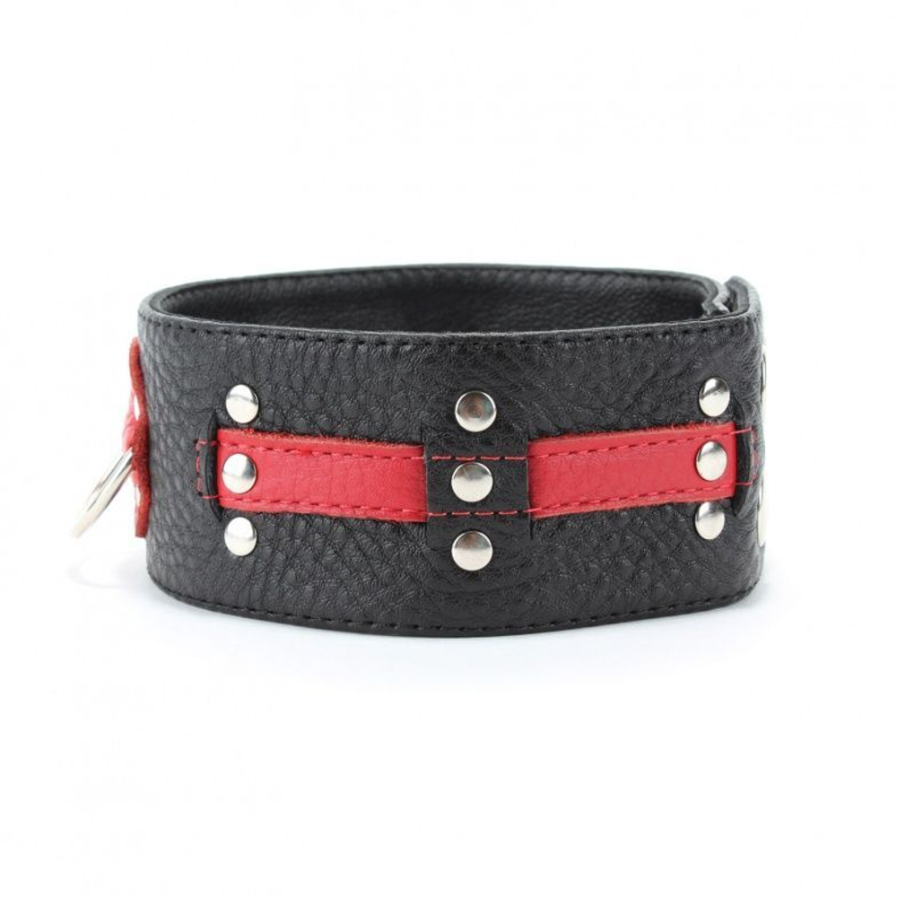 Чёрно-красный ошейник с клёпками