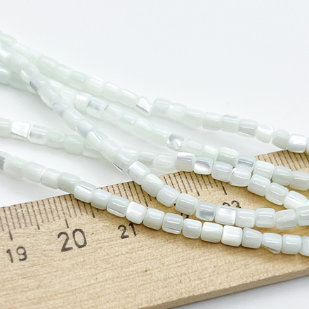 Перламутр тонированный, цвет мятный светлый, размер около 3,5*3,4 мм, цена за 54-55 шт (1/2 нити)