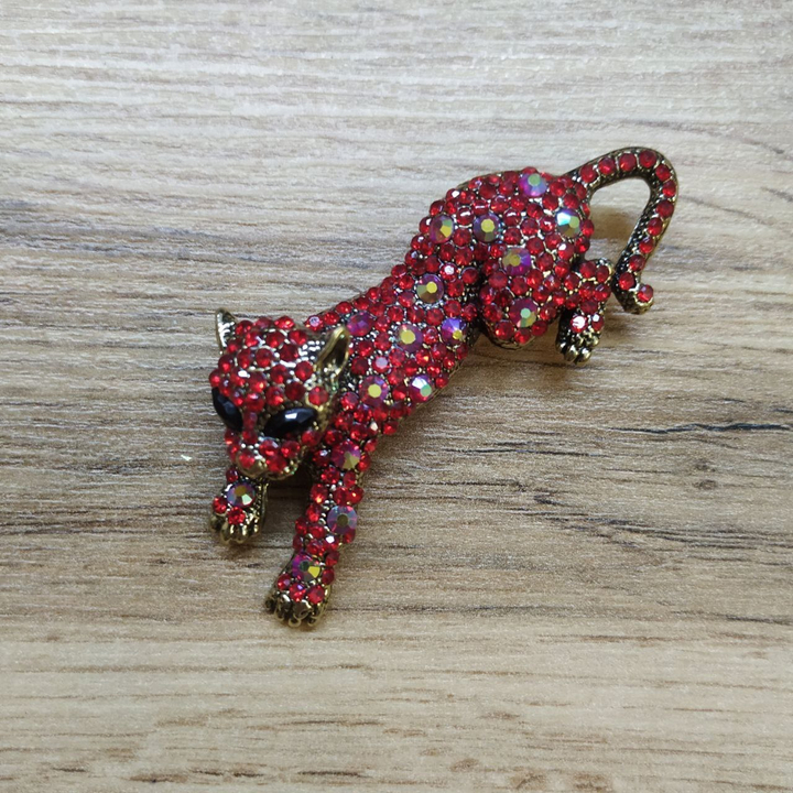 Брошь Леопард стразы цвет красный металл золотистый