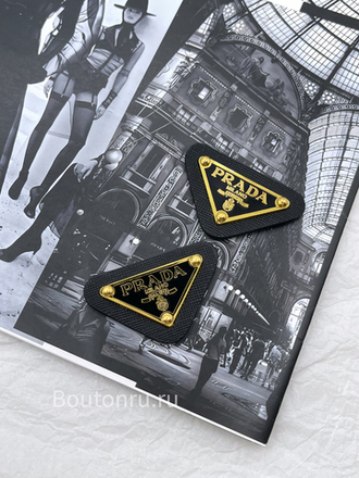 Логотип металлический Прад. на коже черный золото