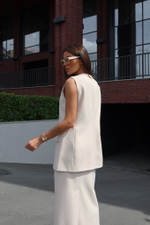 Костюм с юбкой и жакетом без рукавов