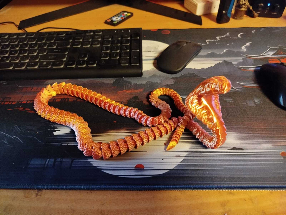 Подвижная королевская Кобра большая 90см