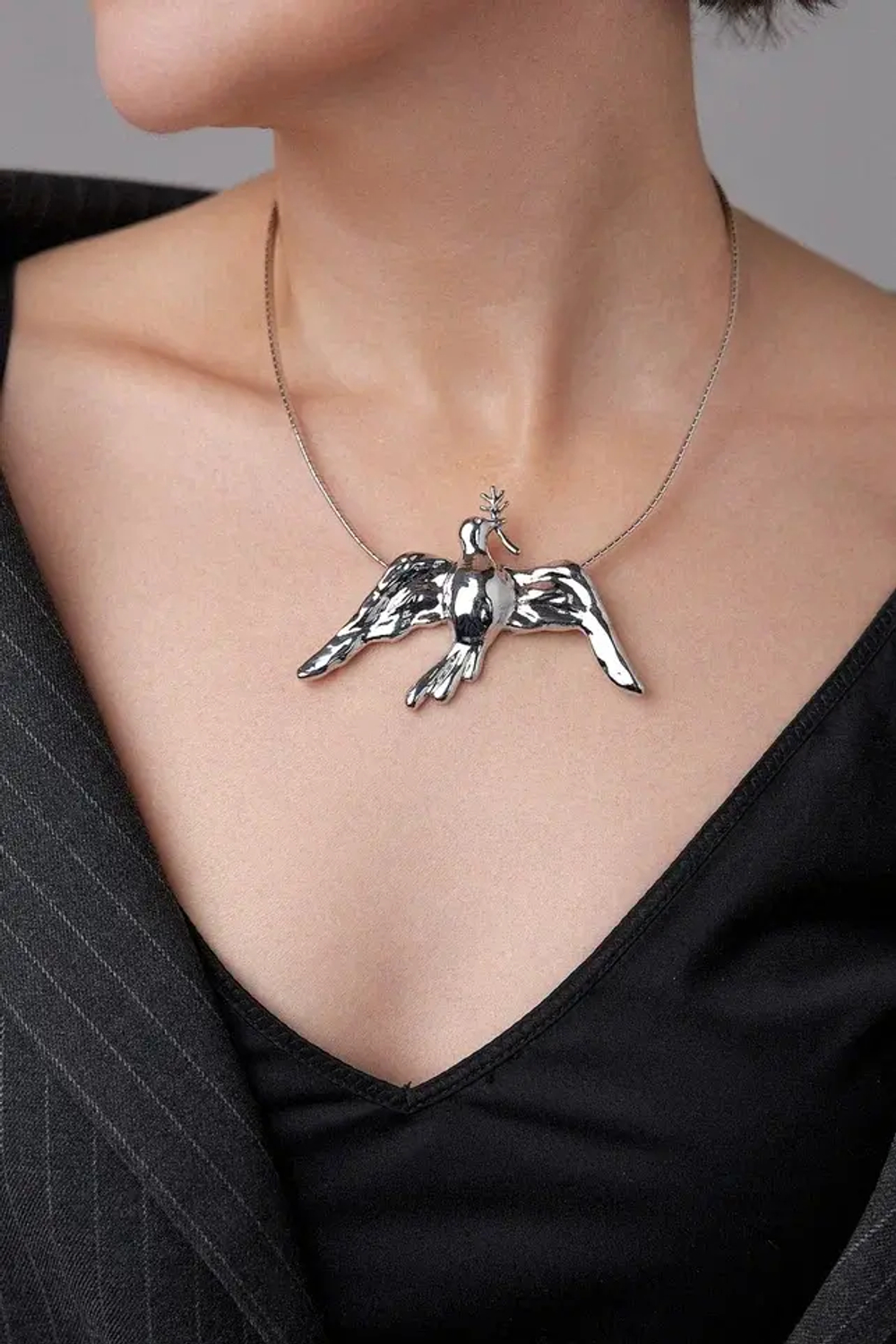 Колье Serenity птица с веточкой в оттенке серебро на гривне