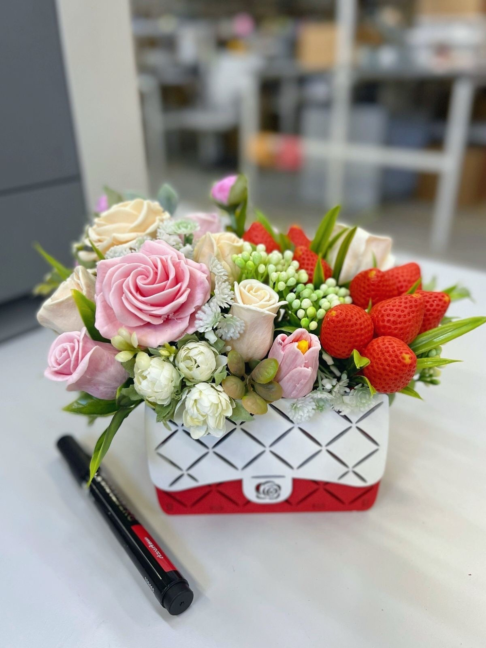 Букет из мыла клубника в розах Magic Benefit Soap