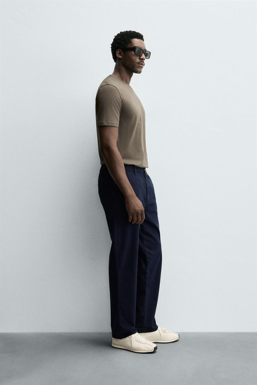 ZARA БАЗОВАЯ ПРИТАЛЕННАЯ ФУТБОЛКА SLIM FIT, ТЕМНЫЙ СЕРО-КОРИЧНЕВЫЙ