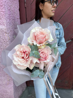 Французская роза нежно розовая с эвкалиптом, 3 штуки