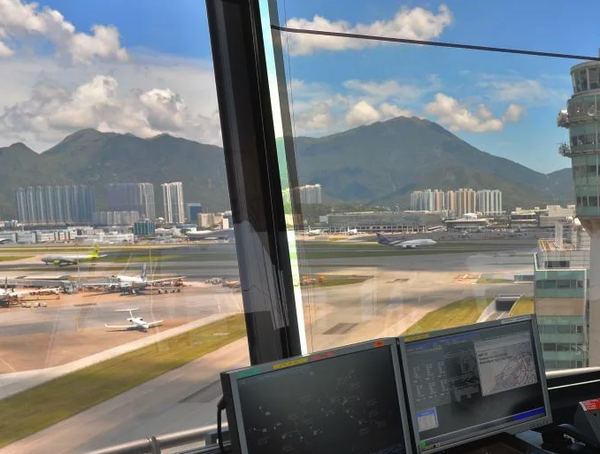 Что подарить авиадиспетчеру? Топ-5 идей и особый сюрприз