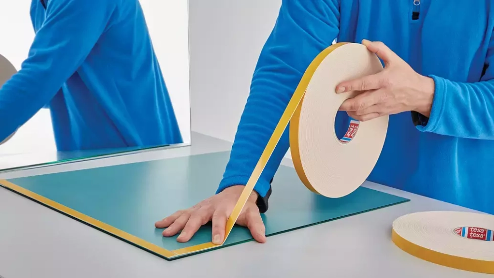 Двусторонняя клейкая лента на вспененной основе tesa® 4952, 50м:19мм, белая