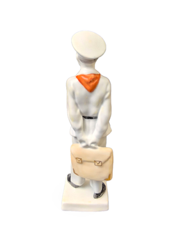 *Фарфоровая статуэтка "Пионер с портфелем" ЛФЗ