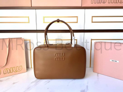 Женская кожаная сумка Miu Miu коричневая