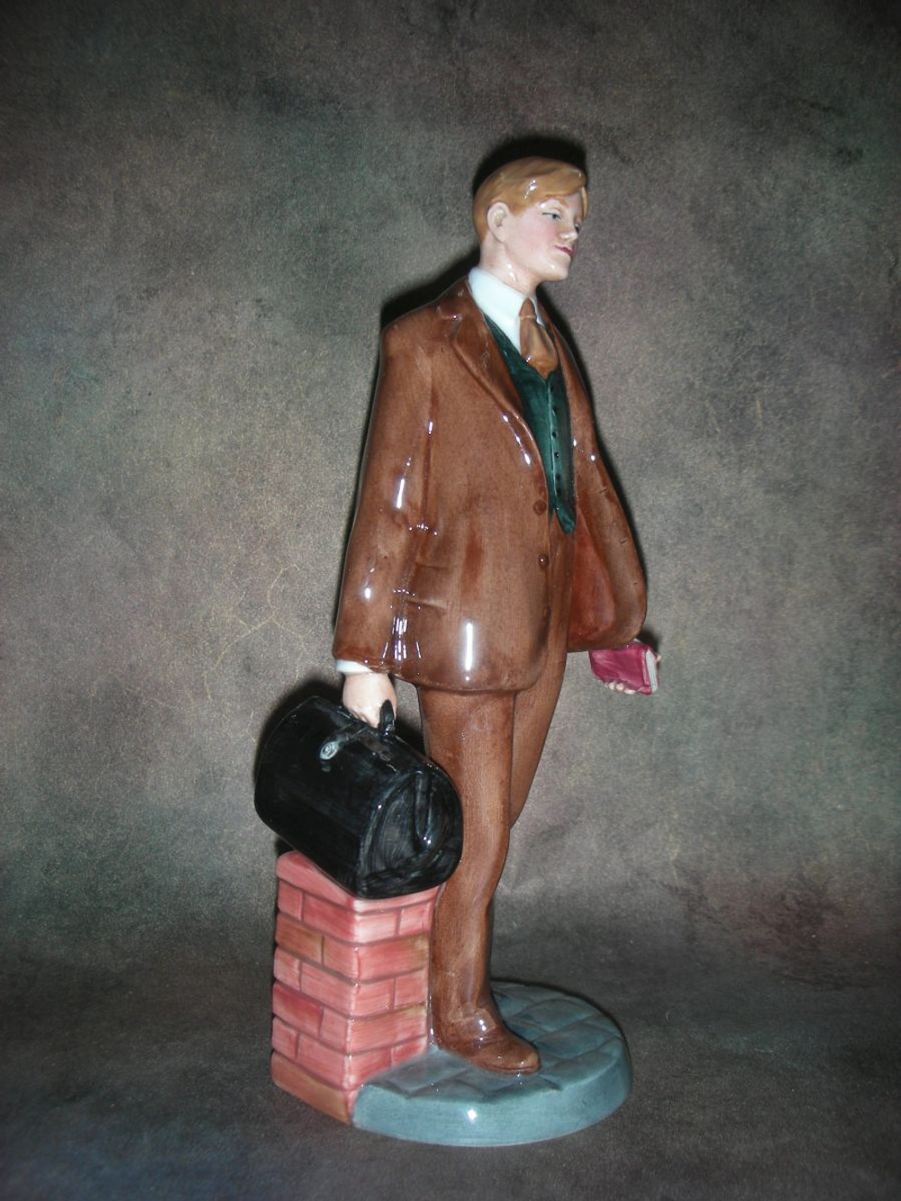 Статуэтка. Фарфор. Доктор. Royal Doulton. Англия