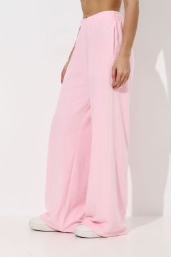 Широкие брюки на резинке из велюровой ткани розового цвета