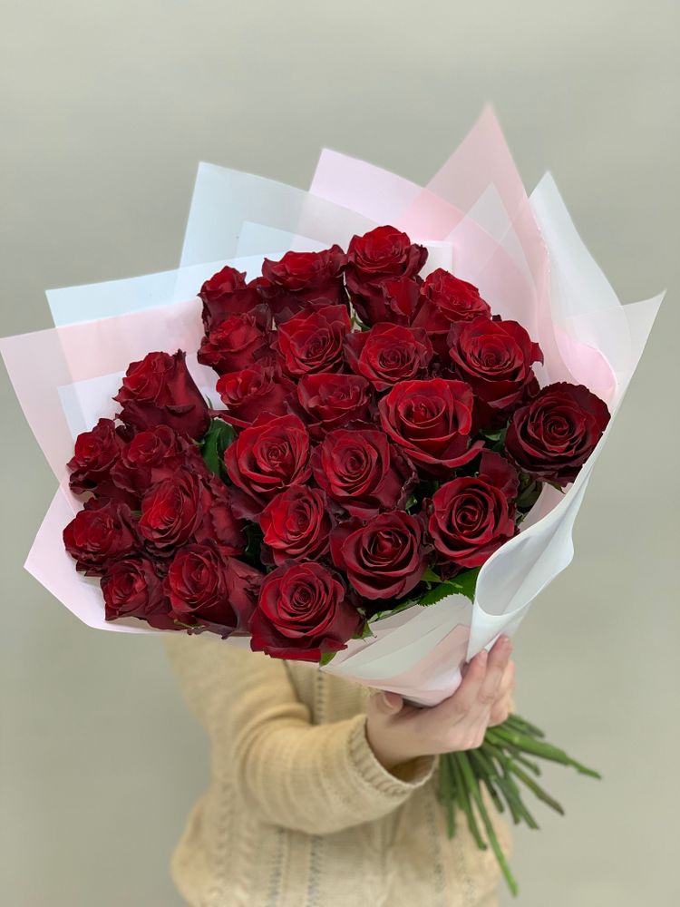 Букет 25 красных роз Эквадор 60см в пленке