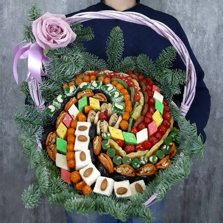 Букет в корзине «‎Новогодние сладости сирень‎»