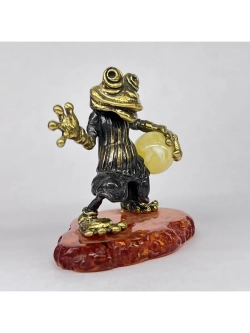 Бронзовая статуэтка на янтаре