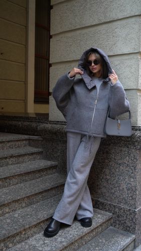 Утепленная серая куртка с капюшоном