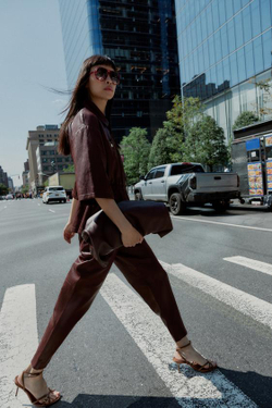 ZARA БРЮКИ ИЗ ИСКУССТВЕННОЙ КОЖИ, ГРАНАТОВЫЙ