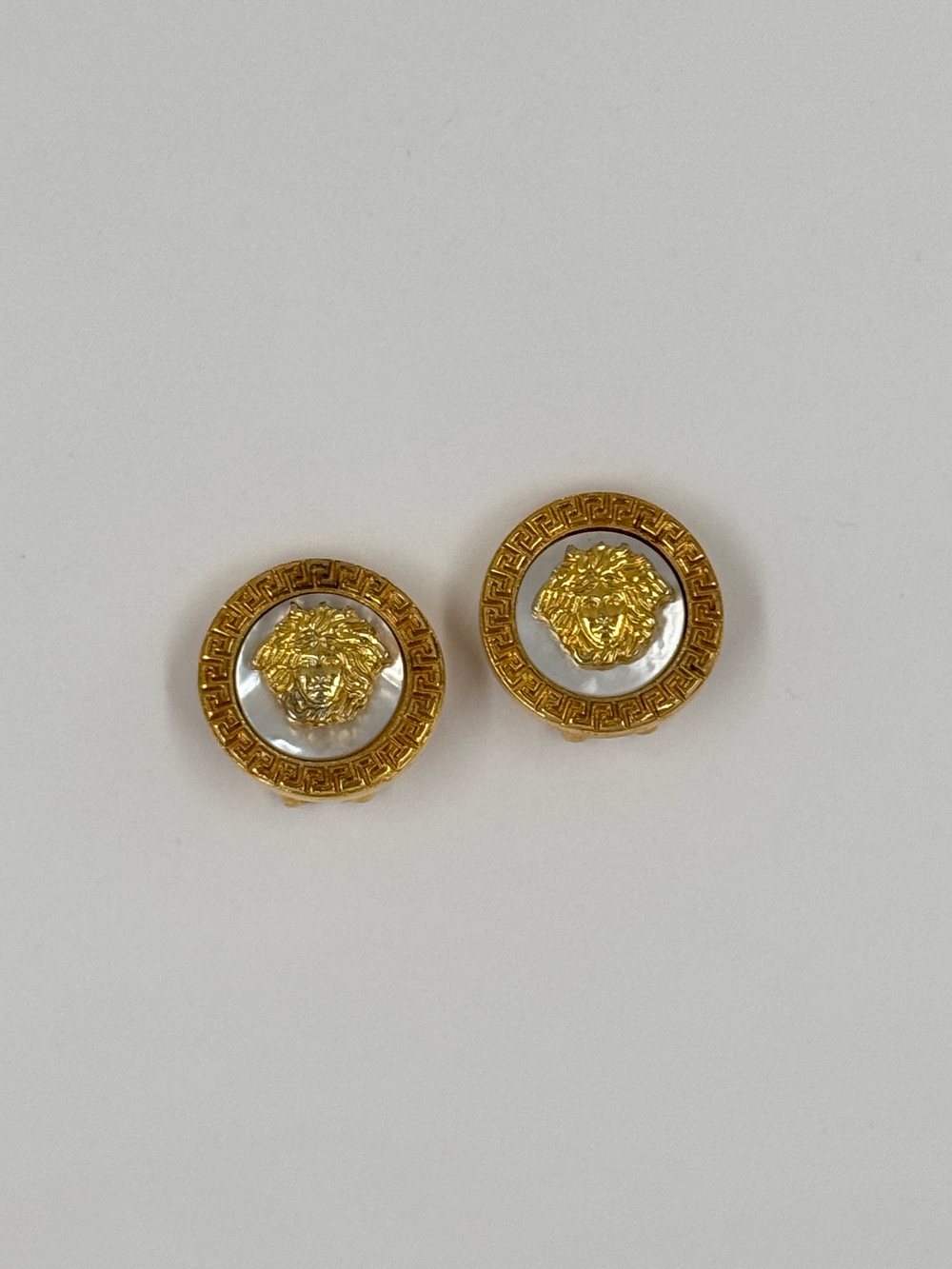 Клипсы с «перламутровыми» вставками Versace