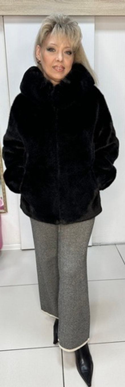 Черная куртка-шубка из искусственного меха с капюшоном