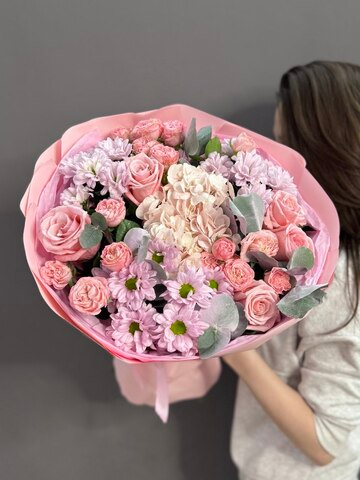 Авторский букет с розовой гортензией