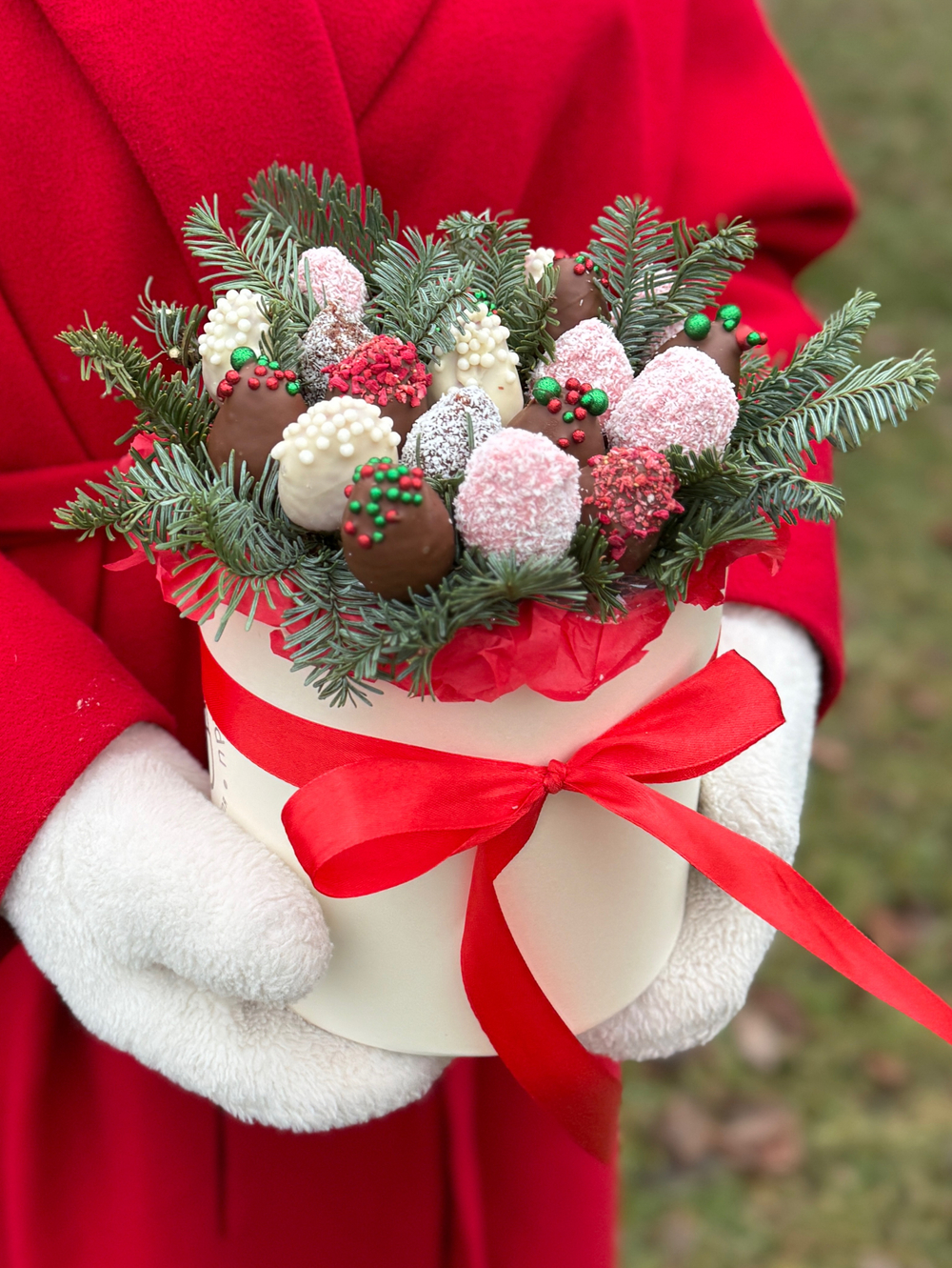 Новогодняя композиция с клубникой в шоколаде с нобилис