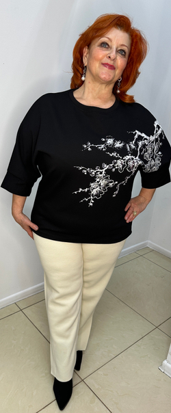 Черная толстовка с белым принтом