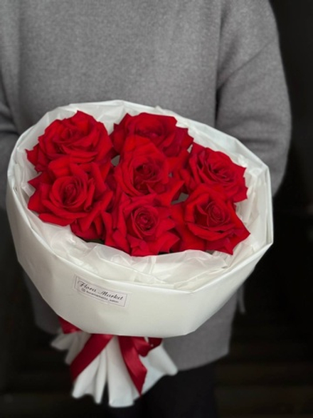 Красные французские розы премиального сорта в элегантном букете