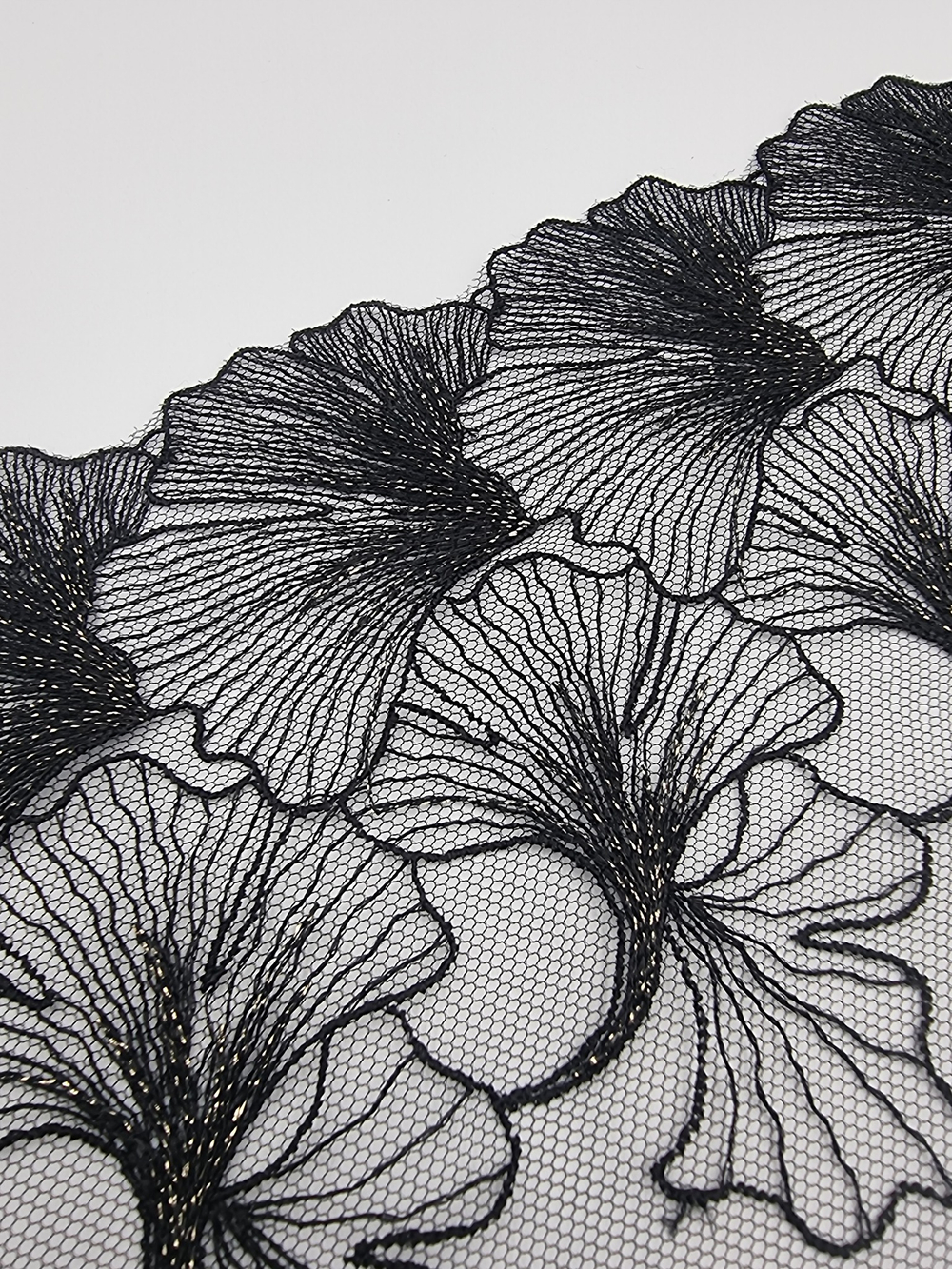 Вышивка на сетке чёрный/золото К734 левая