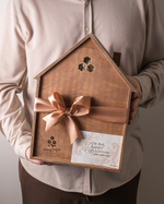 Подарочный набор сладостей в деревянном ящике в форме "домика"