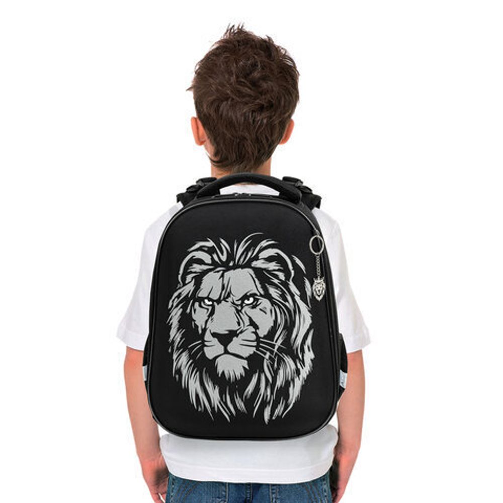 Ранец BRAUBERG SHINY, 2 отделения, с брелком, "Savage lion", светящийся рисунок, 38х28х14 см, 272039