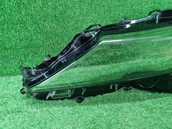 Стекло фары левое Toyota Camry xv70 (2020-н.в.)