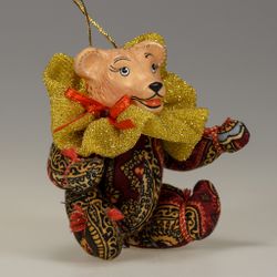 Ёлочная игрушка Медвежонок с кружевным воротником