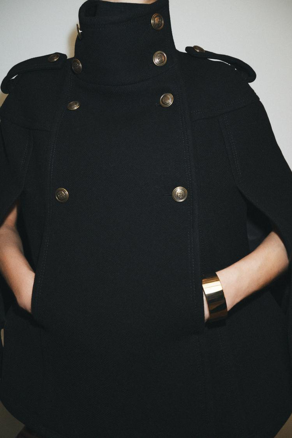 ZARA НАКИДКА ИЗ СМЕСОВОЙ ШЕРСТИ С МЕТАЛЛИЧЕСКИМИ ПУГОВИЦАМИ — ZW COLLECTION, ЧЕРНЫЙ