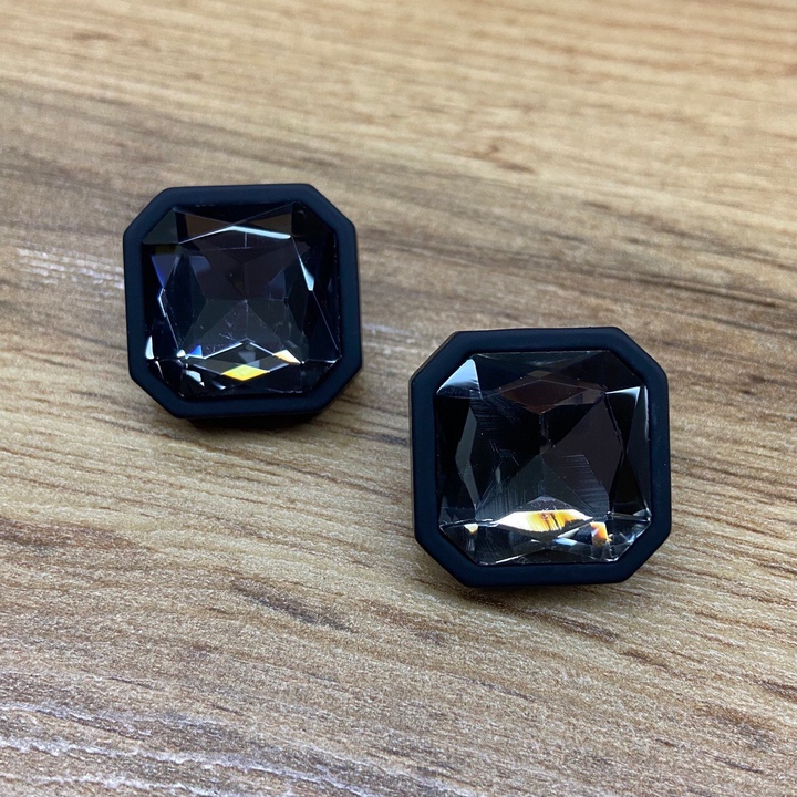 Серьги-гвоздики Fashion кристалл серый в оправе квадрат скошенный пластик цвет черный