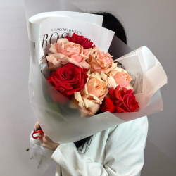 «Теплый контраст» букет из французских роз Кахала и Нина