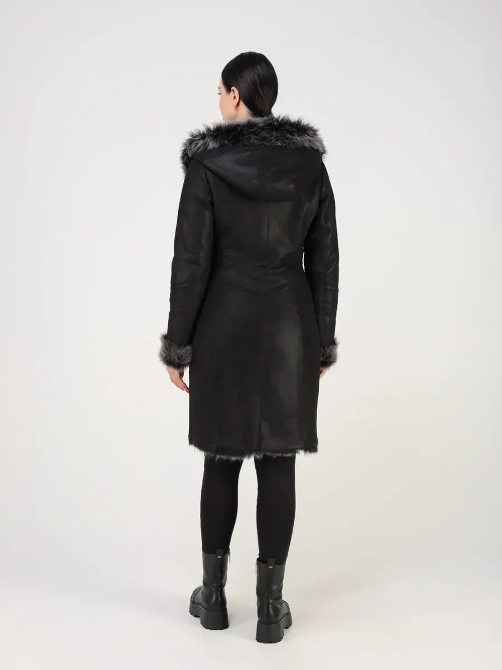 Дубленка зимняя натуральная с капюшоном