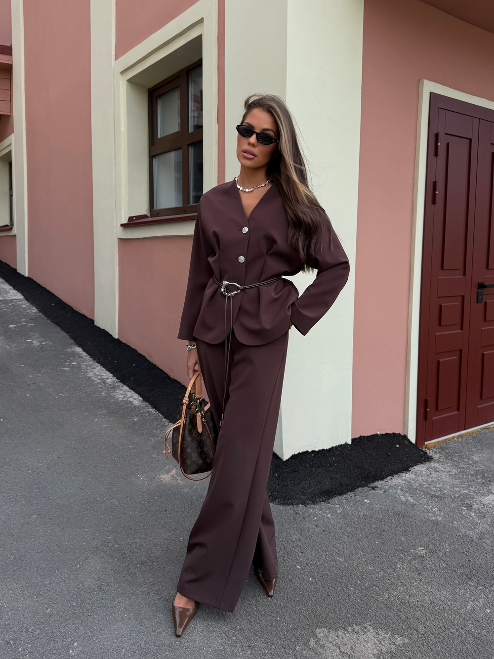 Костюм приталенного силуэта со спущенным рукавом