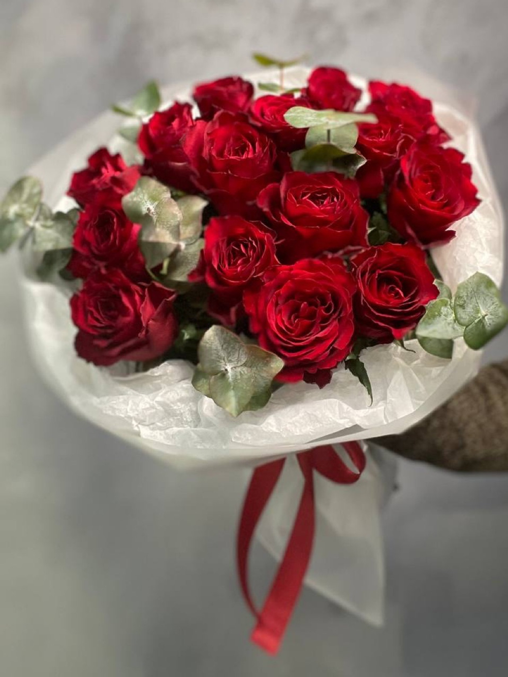 Букет 15 роз с эвкалиптом в оформление.