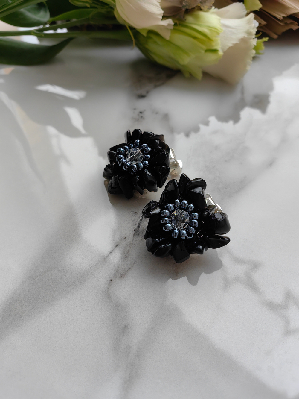 Клипсы "Цветы" ручной работы из бисера с камнем камнем агат и кристаллами Swarovski