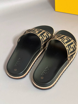 Шлепки Fendi